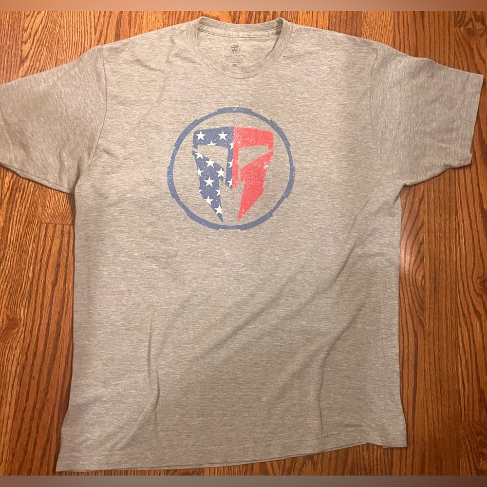 Gray Short-Sleeve Graphic T-Shirt with Red & Blue Emblem